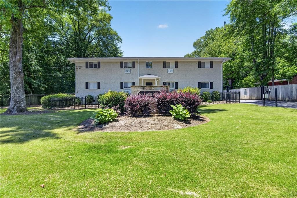 2 bedroom, 1 bathroom, 864 sq ft apartment for rent at 255 Jefferson Place 23, Decatur, GA 30030 for $1,595 a month — photo 1 of 23