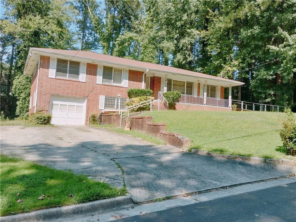 4 bedroom, 3 bathroom, 1,610 sq ft single family residence for sale at 2641 Hedgewood Lane, Atlanta, GA 30311 — photo 4