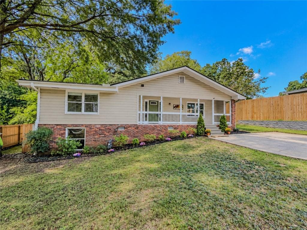 3 bedroom, 2 bathroom, 1,894 sq ft single family residence for sale at 848 East Avenue, Scottdale, GA 30079 — photo 3
