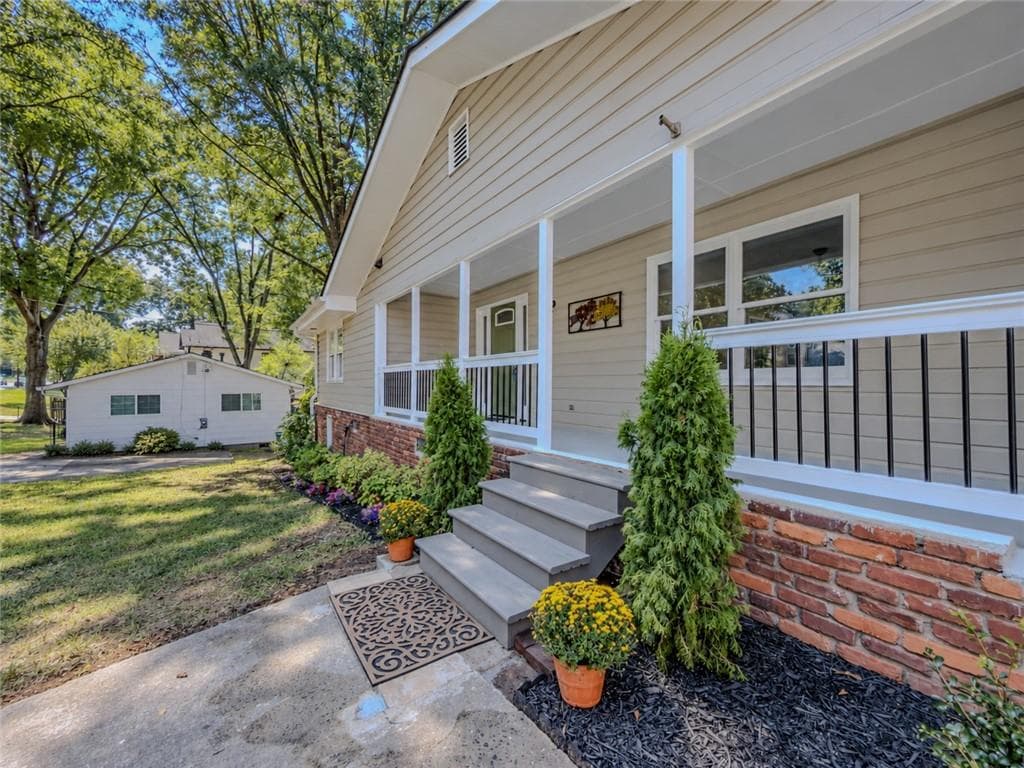3 bedroom, 2 bathroom, 1,894 sq ft single family residence for sale at 848 East Avenue, Scottdale, GA 30079 — photo 5