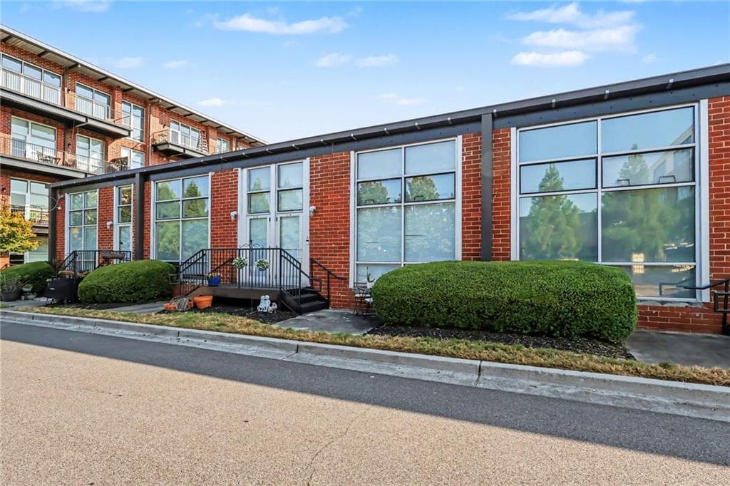 1 bedroom, 1 bathroom, 1,060 sq ft condominium for sale at 5200 Peachtree Road 2114, Atlanta, GA 30341 — photo 2