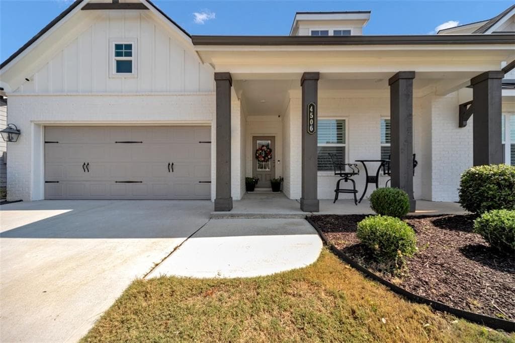 4 bedroom, 3 bathroom, 2,338 sq ft single family residence for sale at 4506 Silver Oak Drive, Gainesville, GA 30504 — photo 3