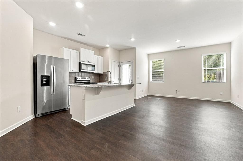 3 bedroom, 3 bathroom, 1,552 sq ft townhouse for sale at 5699 Union Pointe Drive, Union City, GA 30291 — photo 5