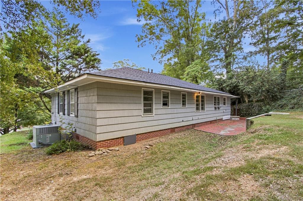 3 bedroom, 2 bathroom, 1,559 sq ft single family residence for sale at 217 Victory Drive, Calhoun, GA 30701 — photo 5