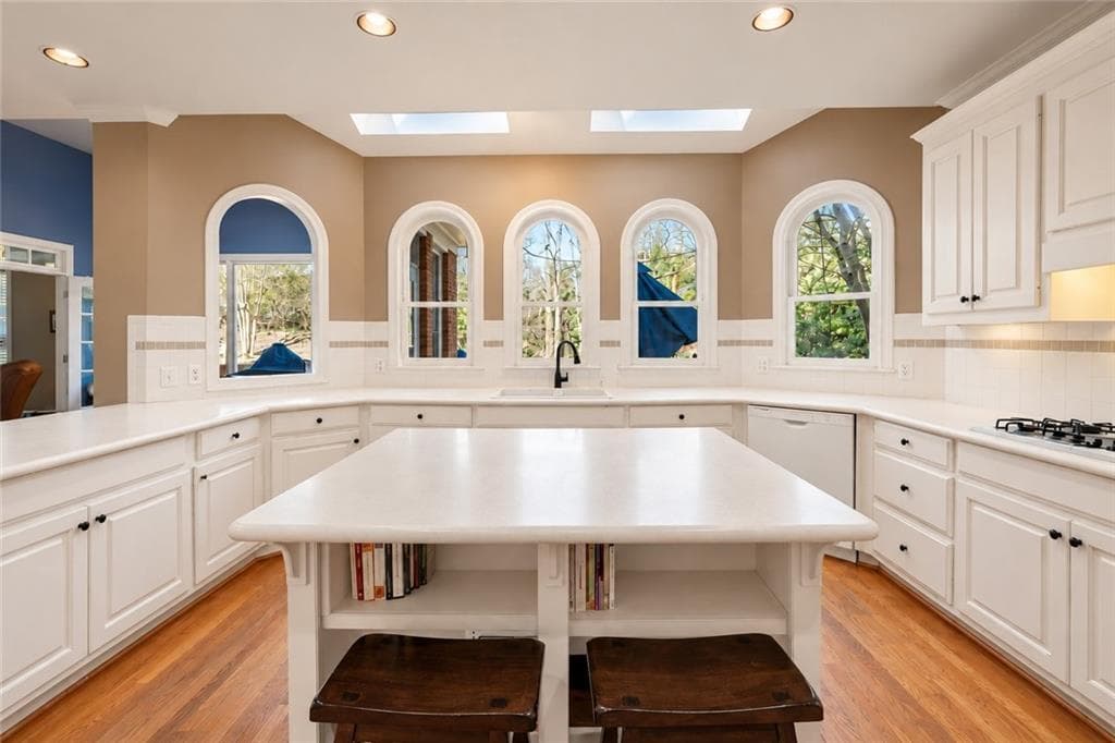 5 bedroom, 5 bathroom, 6,250 sq ft single family residence for sale at 350 Waters Bend, Johns Creek, GA 30022 — photo 9