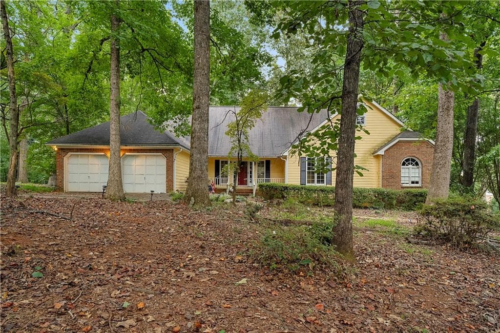3 bedroom, 2 bathroom, 2,144 sq ft single family residence under contract at 350 Strawberry Wynde, Marietta, GA 30064 — photo 2