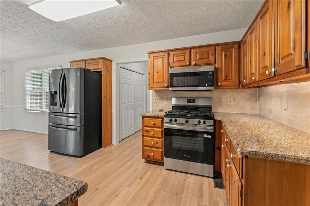 3 bedroom, 2 bathroom, 2,471 sq ft single family residence for sale at 150 Acorn Drive, Mcdonough, GA 30253 — photo 5