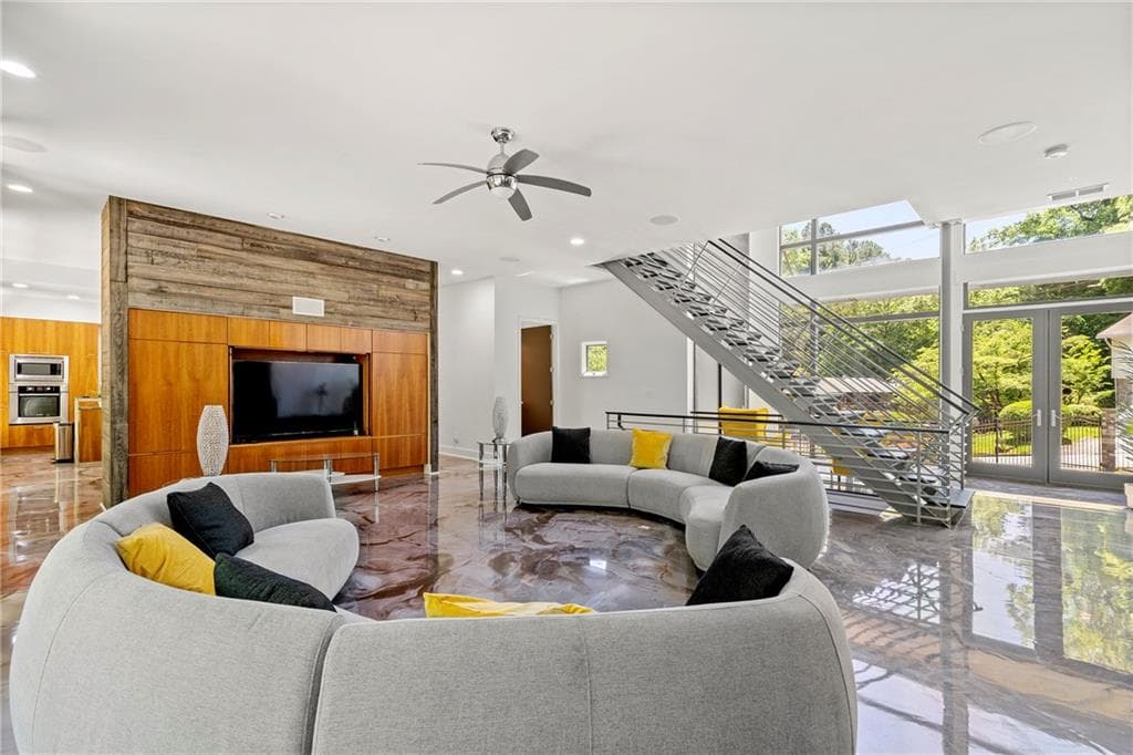 5 bedroom, 4 bathroom, 4,015 sq ft single family residence for sale at 643 Larchmont Circle, Atlanta, GA 30318 — photo 4