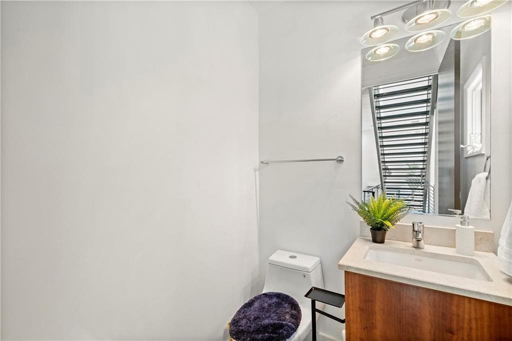 5 bedroom, 4 bathroom, 4,015 sq ft single family residence for sale at 643 Larchmont Circle, Atlanta, GA 30318 — photo 6
