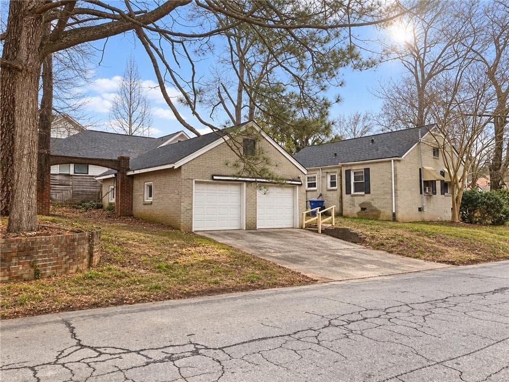 2 bedroom, 1 bathroom, 1,609 sq ft single family residence under contract at 1779 S Gordon Street, Atlanta, GA 30310 — photo 2