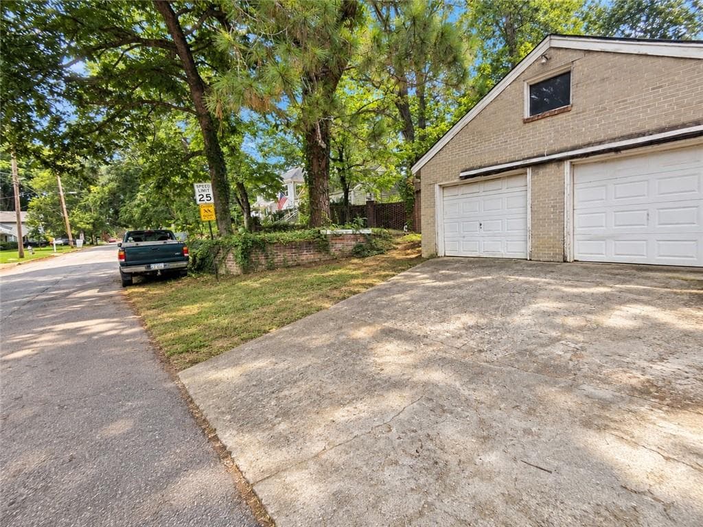 2 bedroom, 1 bathroom, 1,609 sq ft single family residence under contract at 1779 S Gordon Street, Atlanta, GA 30310 — photo 5