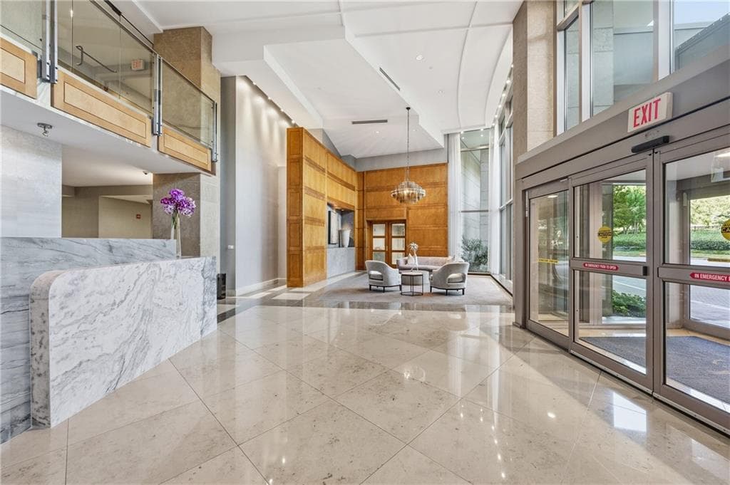 2 bedroom, 3 bathroom, 1,940 sq ft condominium for sale at 700 Park Regency Place 1907, Atlanta, GA 30326 — photo 3