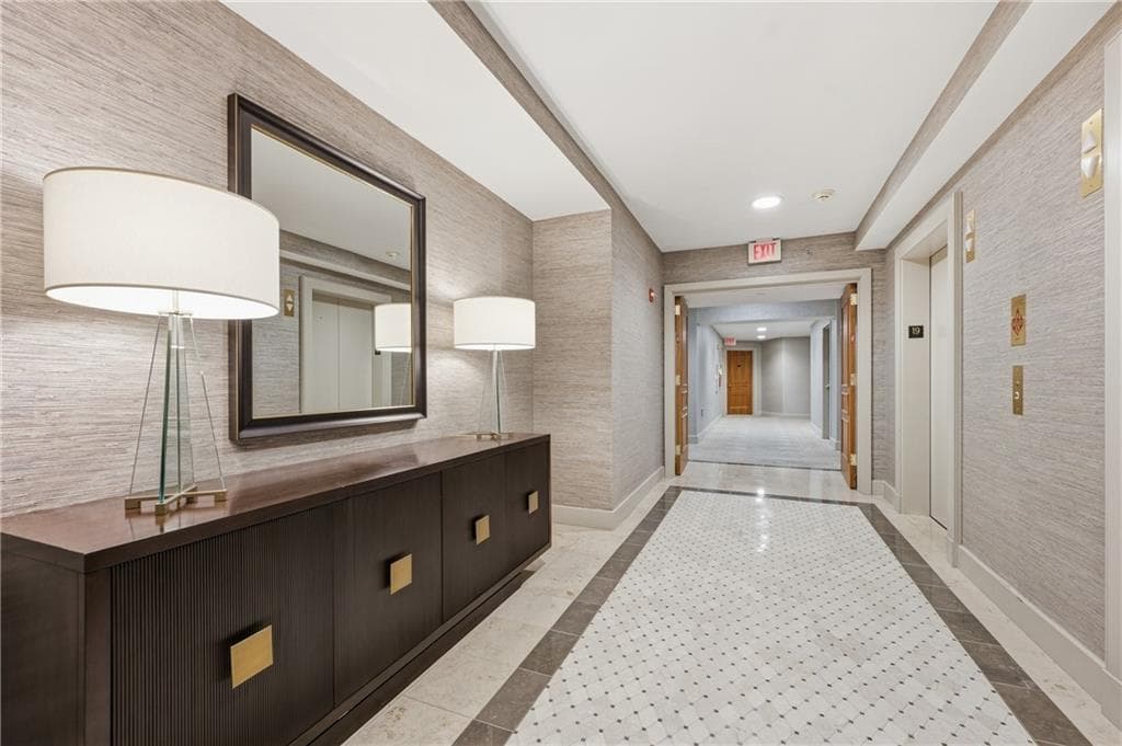 2 bedroom, 3 bathroom, 1,940 sq ft condominium for sale at 700 Park Regency Place 1907, Atlanta, GA 30326 — photo 4