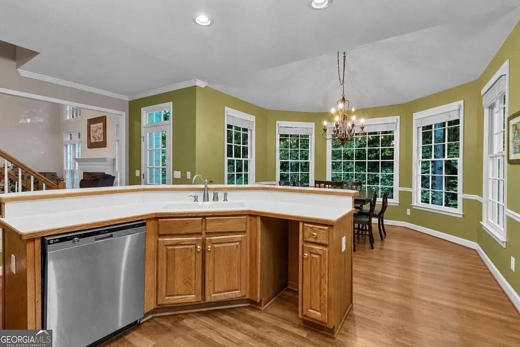 6 bedroom, 5 bathroom, 3,441 sq ft single family residence for sale at 990 Ramsden Run, Alpharetta, GA 30022 — photo 4
