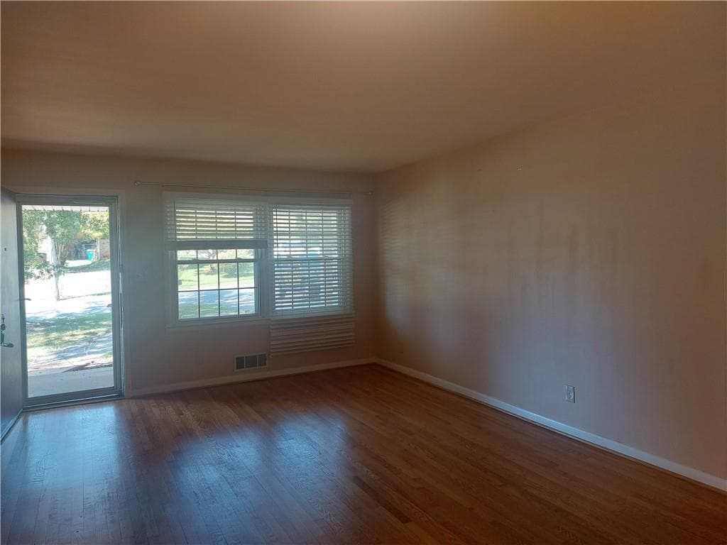 2 bedroom, 1 bathroom, 2,072 sq ft single family residence for sale at 4161 Windsor Oak Drive, Doraville, GA 30340 — photo 4