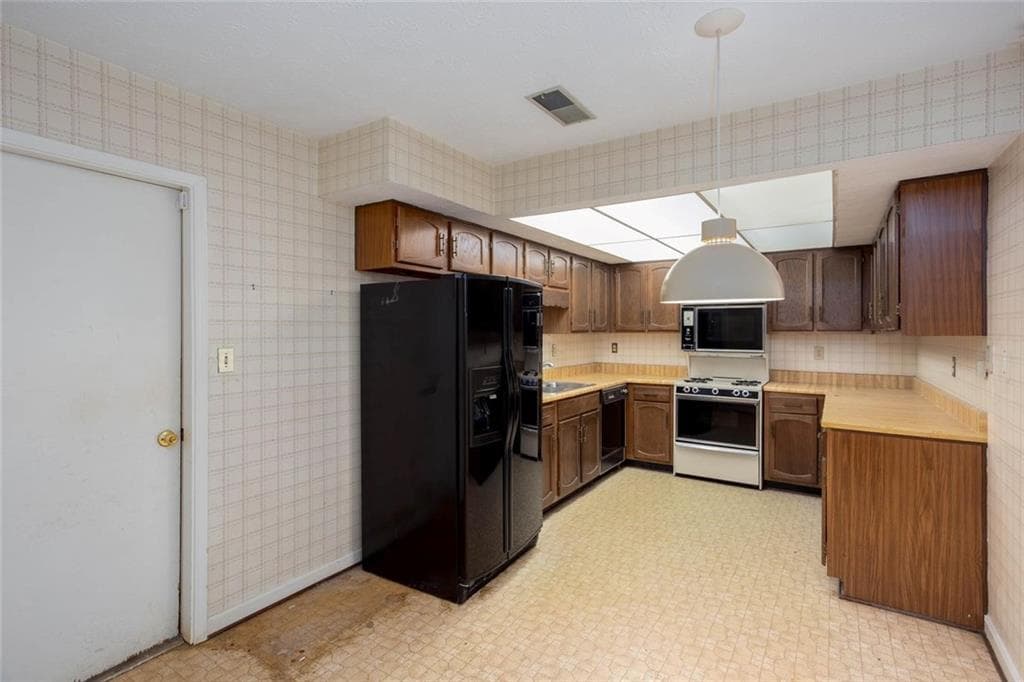 2 bedroom, 2 bathroom, 1,750 sq ft condominium for sale at 891 Lake Hollow Boulevard, Marietta, GA 30064 — photo 5