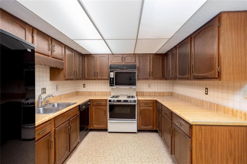 2 bedroom, 2 bathroom, 1,750 sq ft condominium for sale at 891 Lake Hollow Boulevard, Marietta, GA 30064 — photo 7