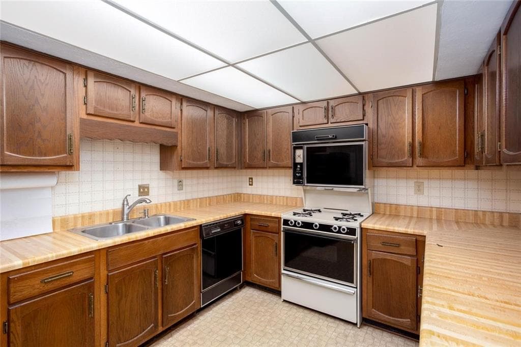 2 bedroom, 2 bathroom, 1,750 sq ft condominium for sale at 891 Lake Hollow Boulevard, Marietta, GA 30064 — photo 8