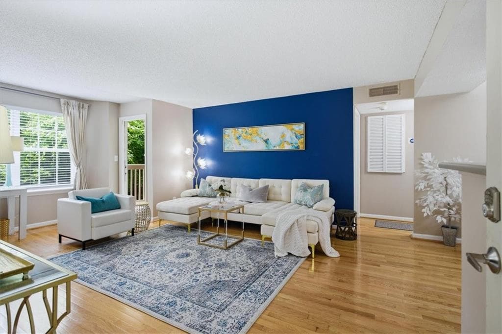 1 bedroom, 1 bathroom, 690 sq ft condominium for sale at 3069 Chastain Park Court, Atlanta, GA 30342 — photo 2
