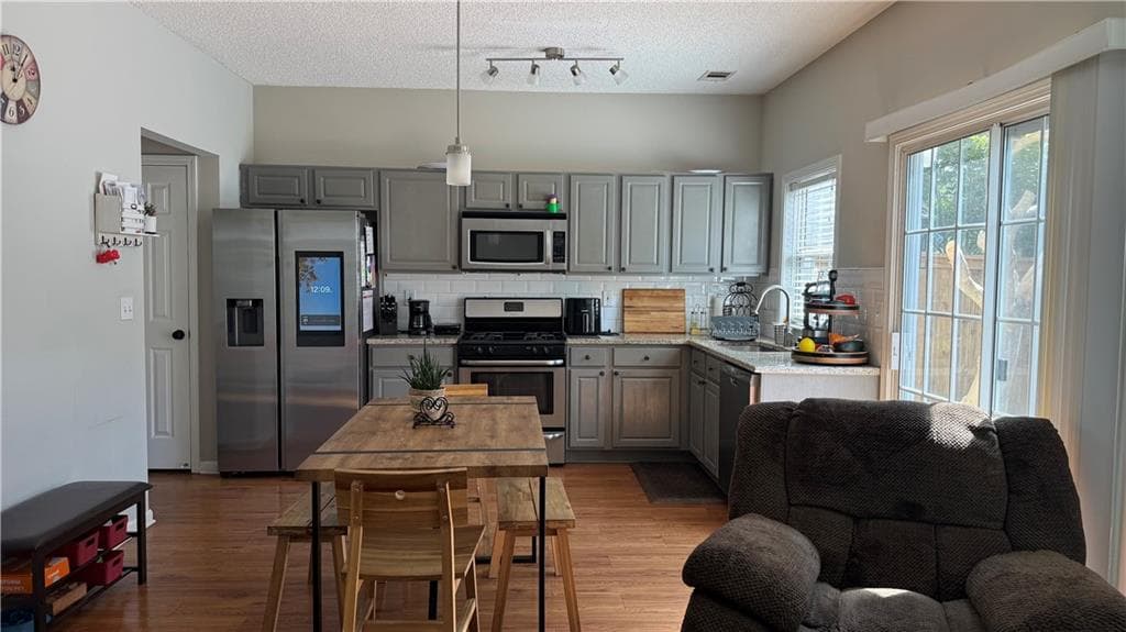 2 bedroom, 3 bathroom, 1,409 sq ft single family residence for rent at 108 Devonshire Drive, Roswell, GA 30022 for $2,200 a month — photo 2