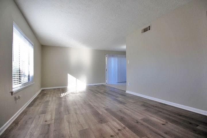 3 bedroom, 2 bathroom, 1,216 sq ft condominium for sale at 3756 Mulkey Circle, Marietta, GA 30008 — photo 3