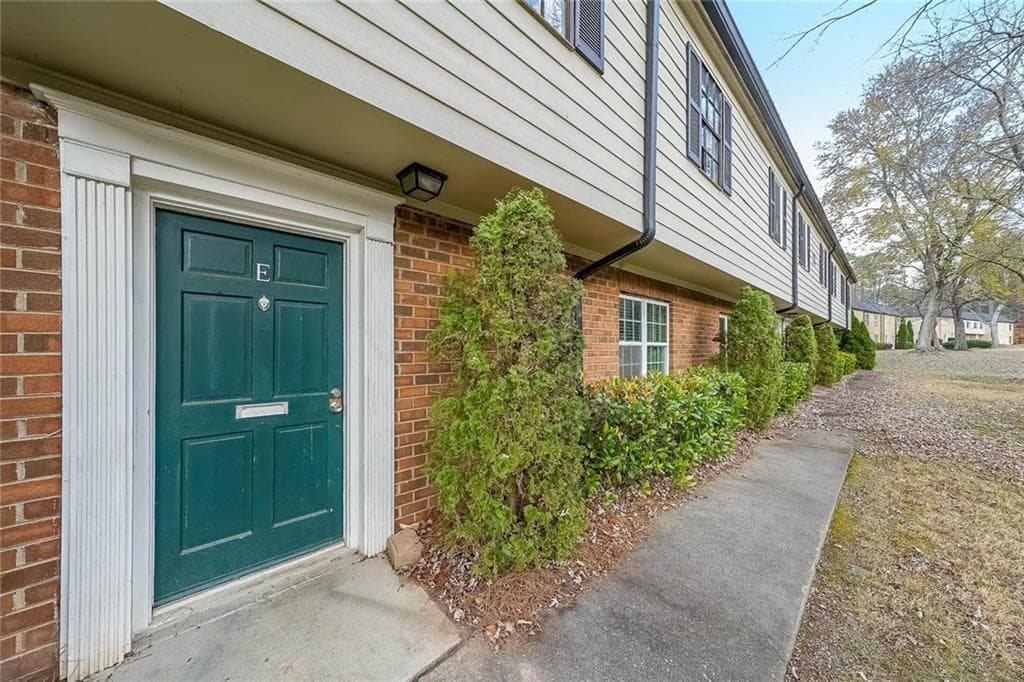 3 bedroom, 3 bathroom, 1,392 sq ft condominium for sale at 400 Winding River Drive E, Atlanta, GA 30350 — photo 4