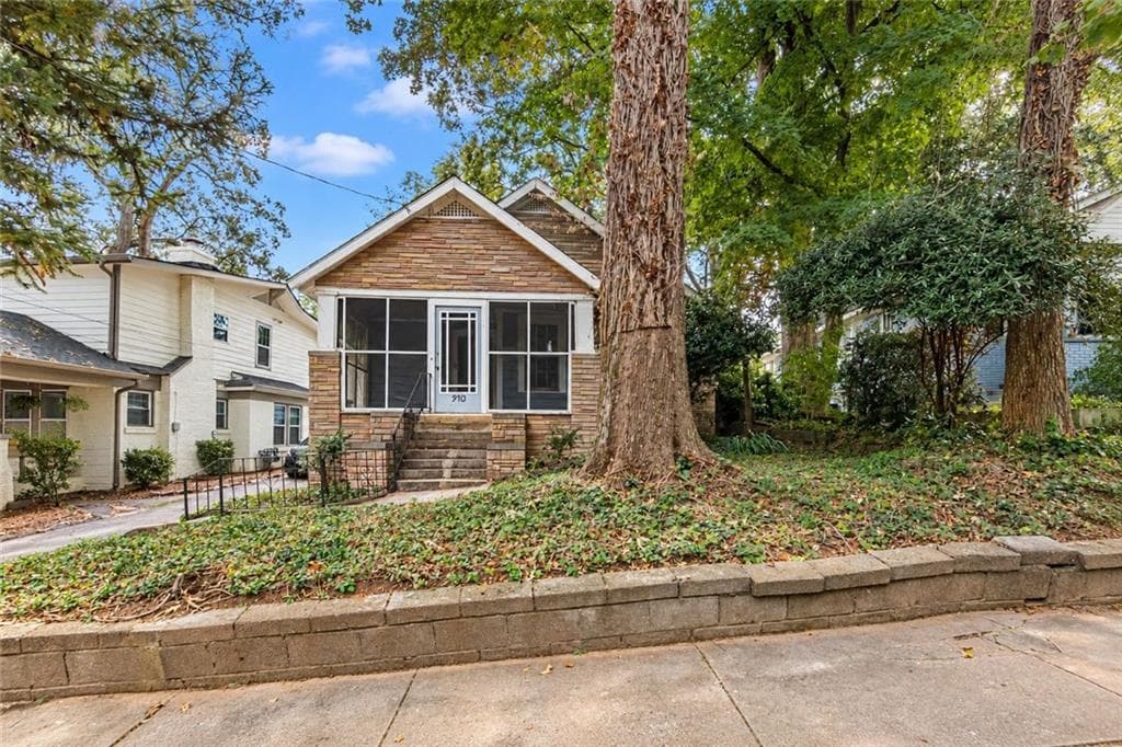 2 bedroom, 1 bathroom, 1,164 sq ft single family residence for rent at 940 Burns Drive, Atlanta, GA 30310 for $1,350 a month — photo 1 of 26