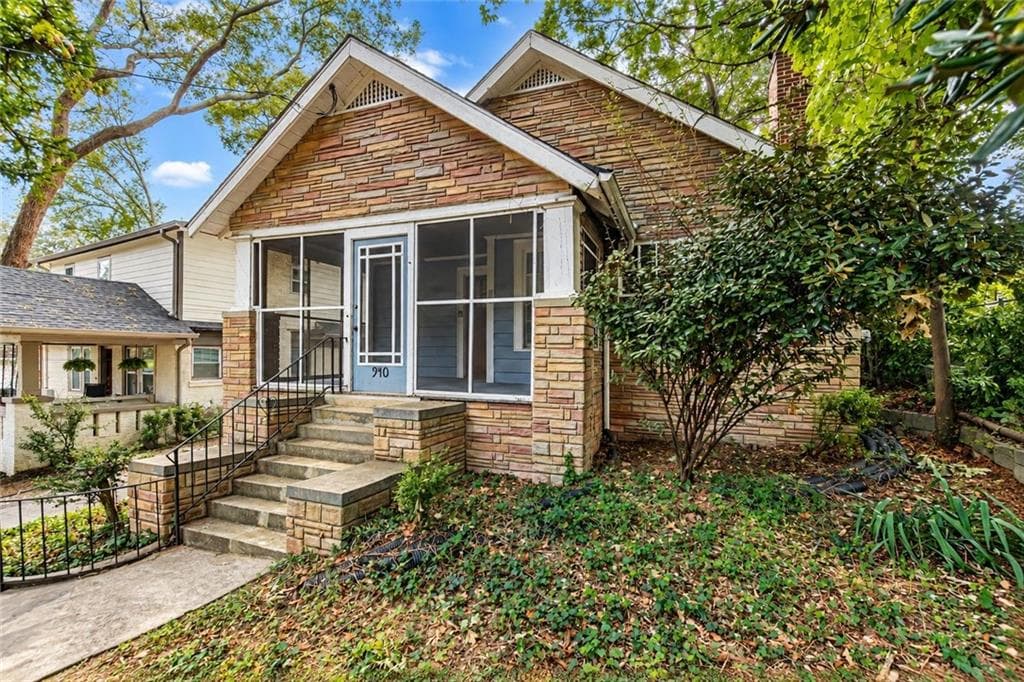 2 bedroom, 1 bathroom, 1,164 sq ft single family residence for rent at 940 Burns Drive, Atlanta, GA 30310 for $1,350 a month — photo 2