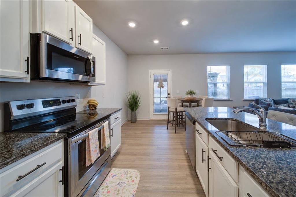 3 bedroom, 3 bathroom, 1,500 sq ft single family residence for sale at 5004 Fawnwood Drive, Gainesville, GA 30504 — photo 7