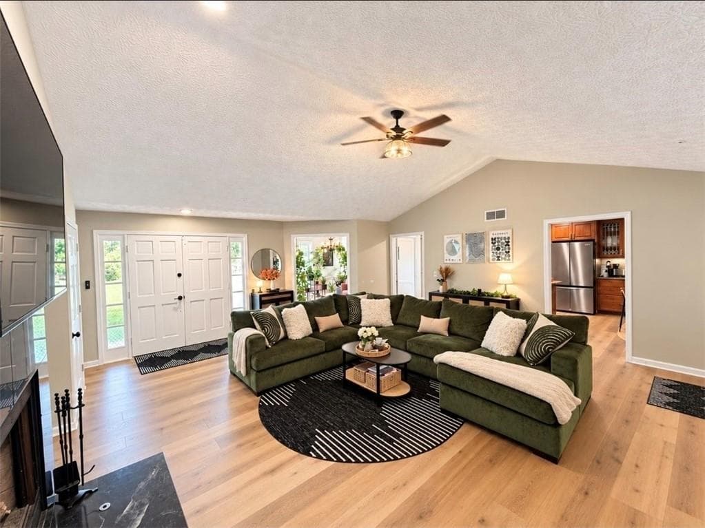4 bedroom, 2 bathroom, 1,924 sq ft single family residence under contract at 3731 Spring Leaf Lane, Acworth, GA 30101 — photo 3