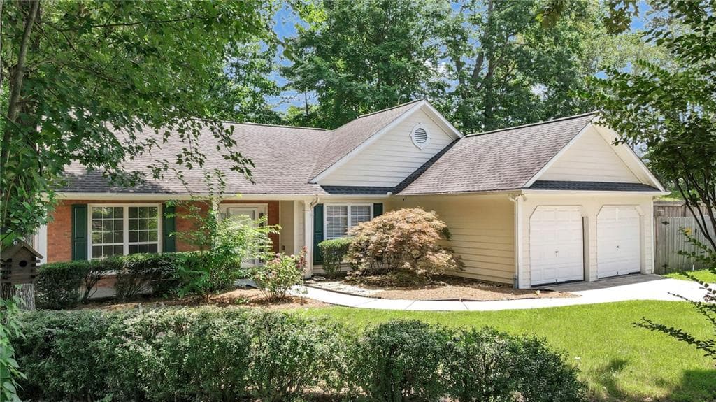 3 bedroom, 2 bathroom, 1,648 sq ft single family residence for sale at 2701 Abbotts Glen Place, Acworth, GA 30101 — photo 3
