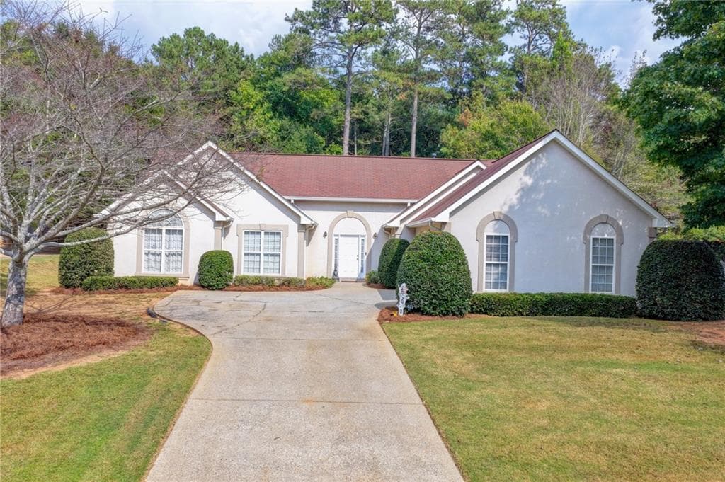 3 bedroom, 2 bathroom, 2,037 sq ft single family residence under contract at 7135 Hunters Trace Drive, Cumming, GA 30028 — photo 3
