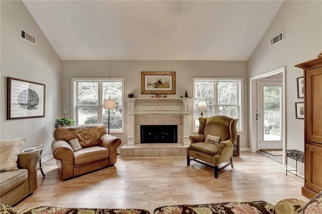 3 bedroom, 2 bathroom, 2,037 sq ft single family residence under contract at 7135 Hunters Trace Drive, Cumming, GA 30028 — photo 7