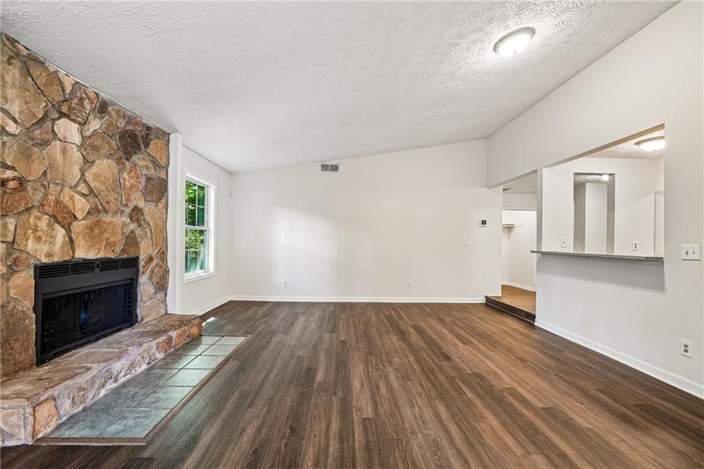3 bedroom, 2 bathroom, 1,575 sq ft single family residence for sale at 2464 Silver Moss Way, Lawrenceville, GA 30044 — photo 3