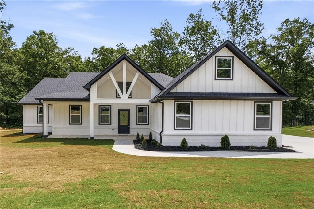 5 bedroom, 4 bathroom, 2,600 sq ft single family residence for sale at 1020 Oakridge Drive, Griffin, GA 30223