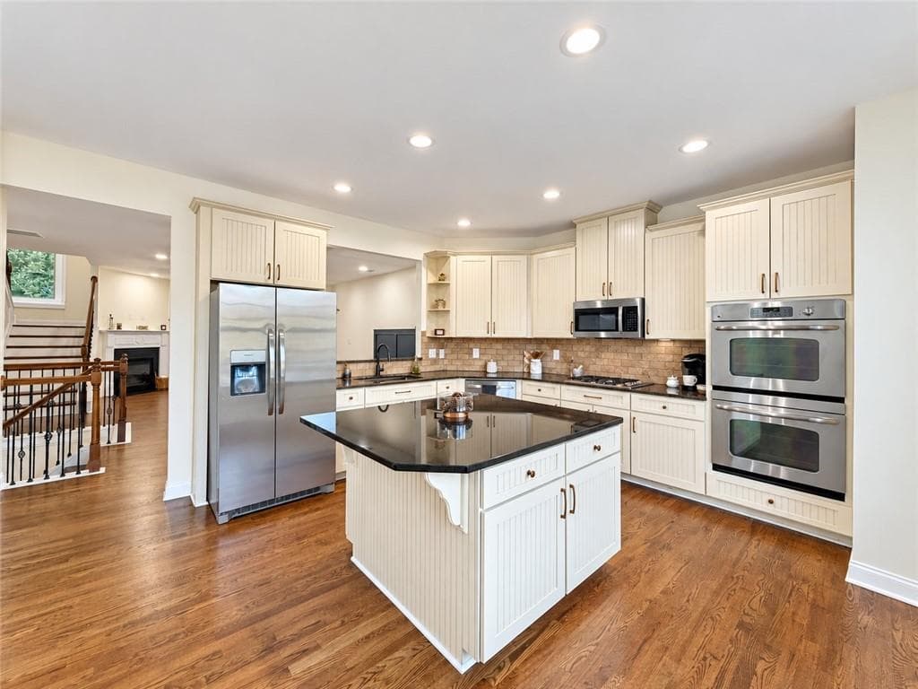 3 bedroom, 4 bathroom, 2,424 sq ft townhouse for sale at 2118 Westhill Drive, Smyrna, GA 30080 — photo 8