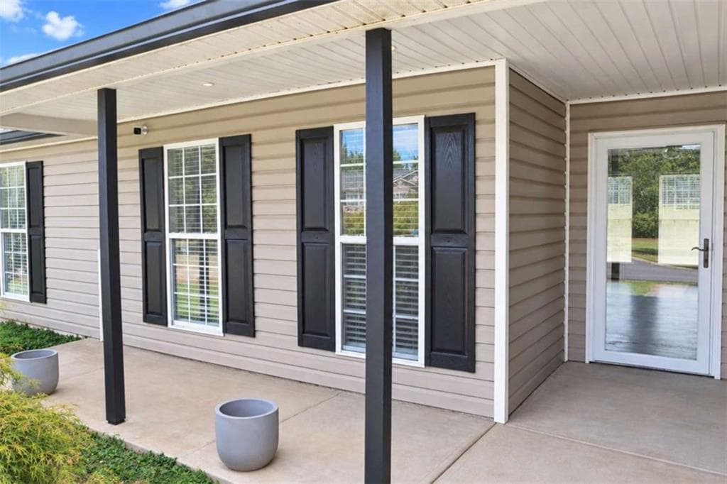 3 bedroom, 2 bathroom, 1,270 sq ft single family residence for sale at 485 Raymond Drive, Winder, GA 30680 — photo 3