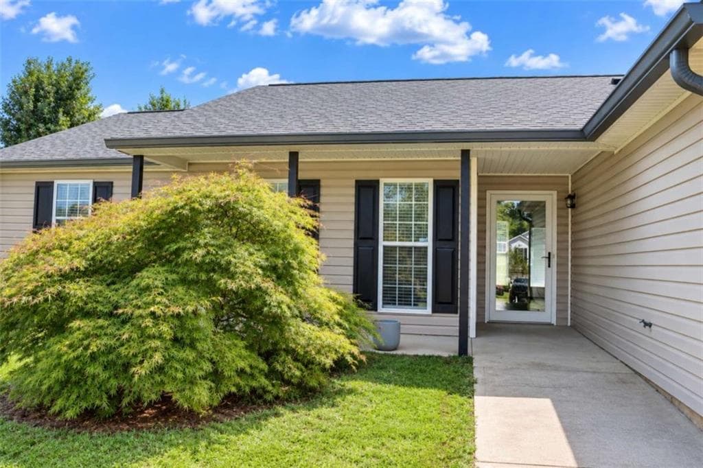3 bedroom, 2 bathroom, 1,270 sq ft single family residence for sale at 485 Raymond Drive, Winder, GA 30680 — photo 4