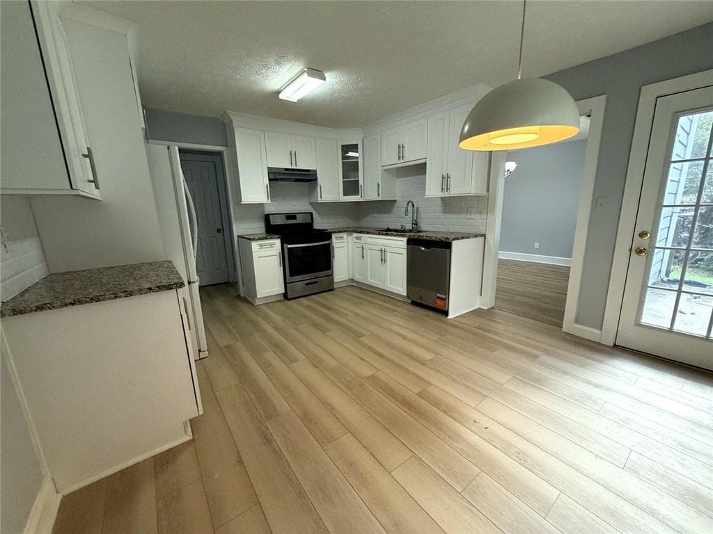 3 bedroom, 2 bathroom, 2,343 sq ft single family residence for sale at 225 Kimball Ridge Court, Johns Creek, GA 30022 — photo 9