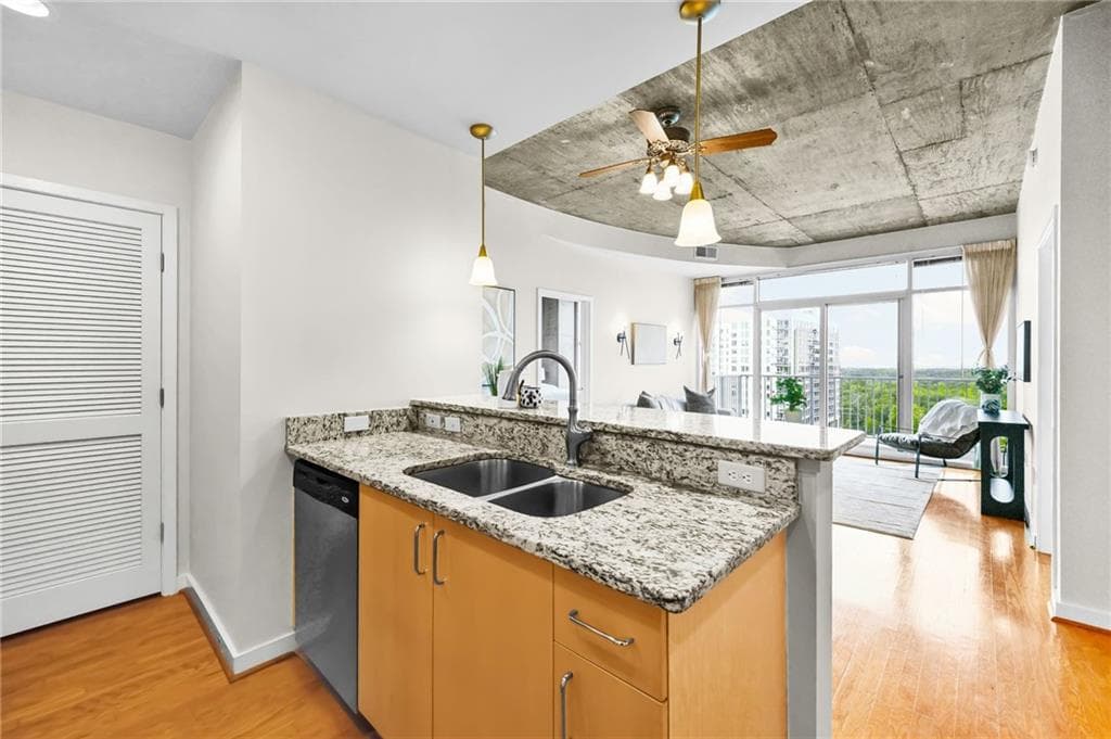 2 bedroom, 2 bathroom, 1,003 sq ft condominium for sale at 250 Pharr Road 1609, Atlanta, GA 30305
