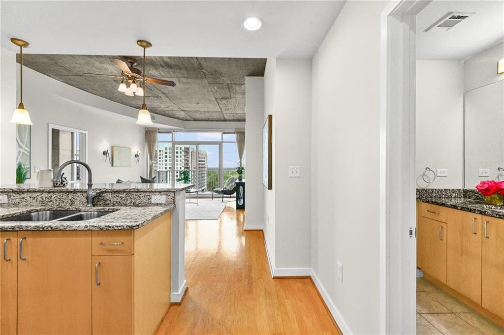 2 bedroom, 2 bathroom, 1,003 sq ft condominium for sale at 250 Pharr Road 1609, Atlanta, GA 30305 — photo 2