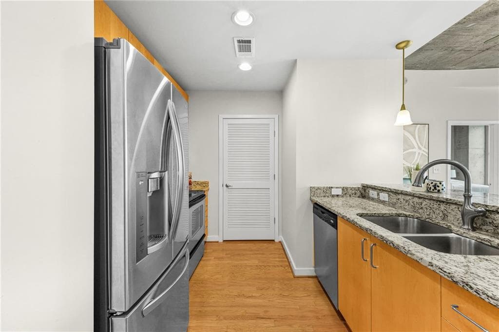 2 bedroom, 2 bathroom, 1,003 sq ft condominium for sale at 250 Pharr Road 1609, Atlanta, GA 30305 — photo 3