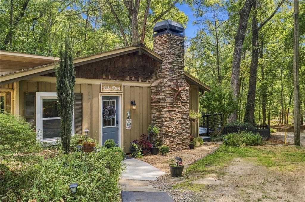2 bedroom, 1 bathroom, 1,269 sq ft single family residence for sale at 5945 Virginia Drive, Cumming, GA 30041
