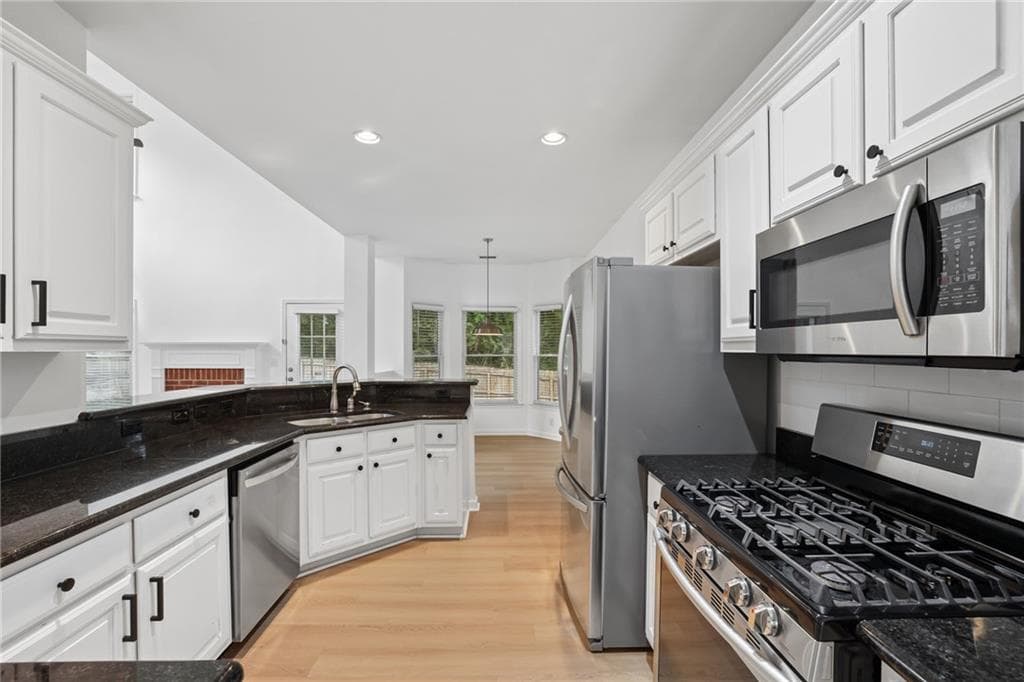 4 bedroom, 3 bathroom, 2,444 sq ft single family residence for sale at 6010 Hampton Bluff Way, Roswell, GA 30075 — photo 6
