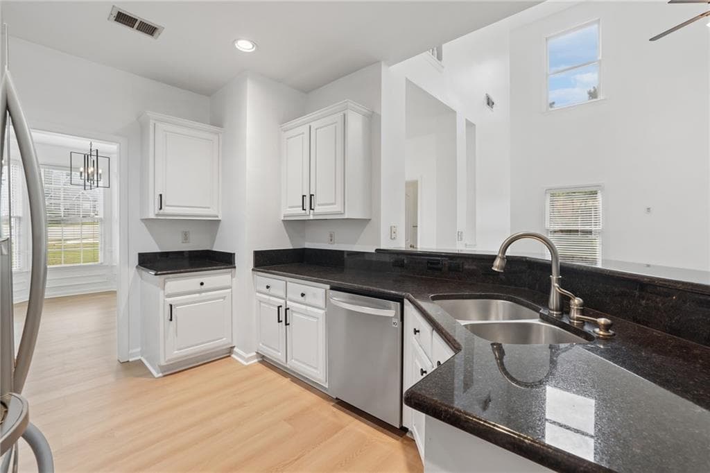 4 bedroom, 3 bathroom, 2,444 sq ft single family residence for sale at 6010 Hampton Bluff Way, Roswell, GA 30075 — photo 7