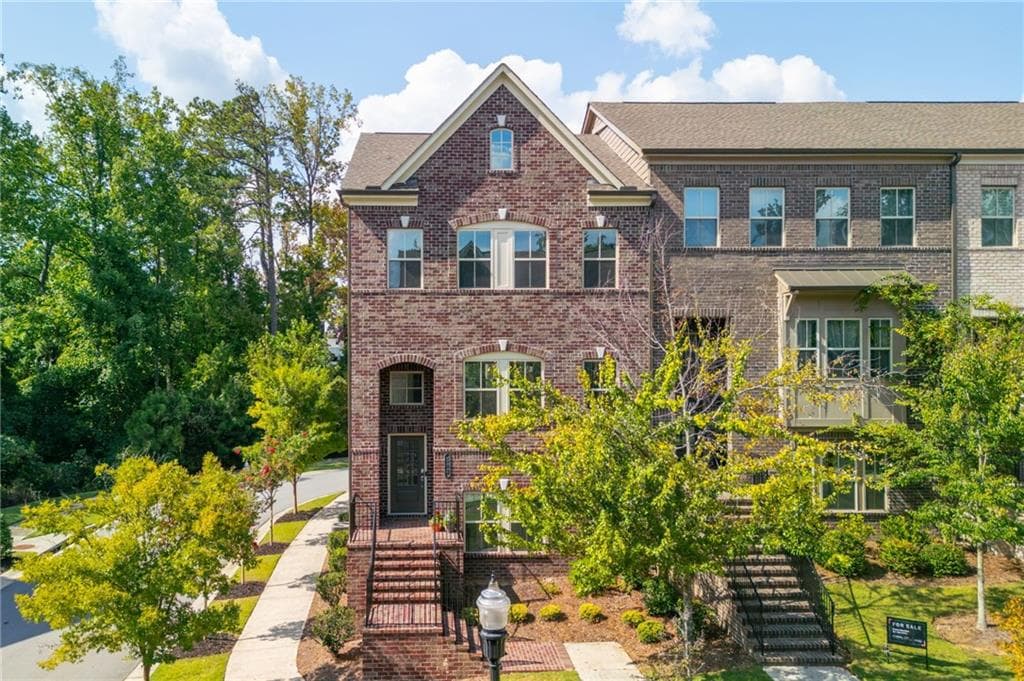 4 bedroom, 4 bathroom, 2,424 sq ft townhouse for sale at 502 Via Secco Lane, Suwanee, GA 30024