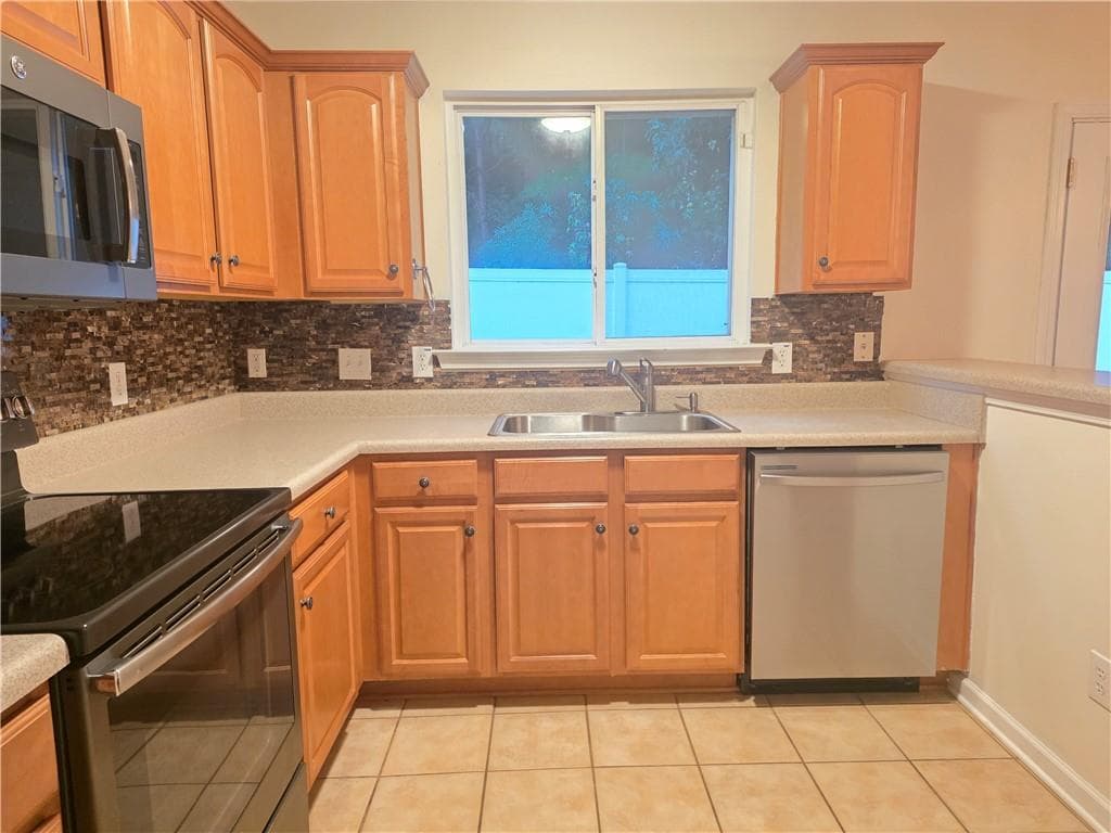 2 bedroom, 3 bathroom, 1,234 sq ft single family residence for rent at 411 Chatooga Lane, Woodstock, GA 30188 for $1,900 a month — photo 6