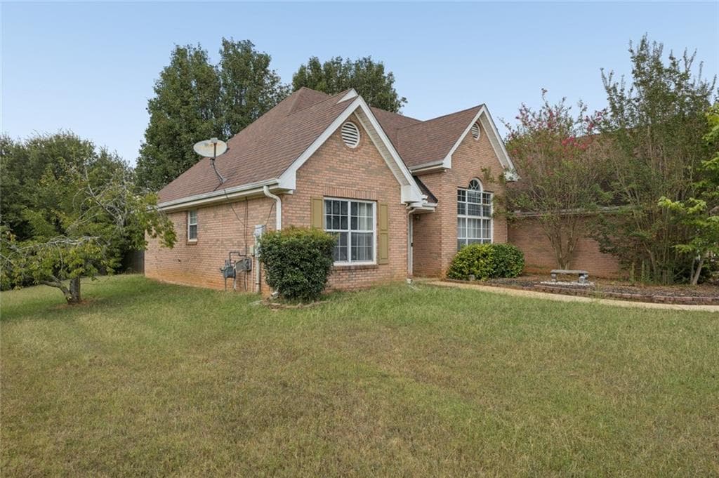 3 bedroom, 2 bathroom, 1,946 sq ft single family residence for sale at 1435 Elena Drive, Mcdonough, GA 30253 — photo 2