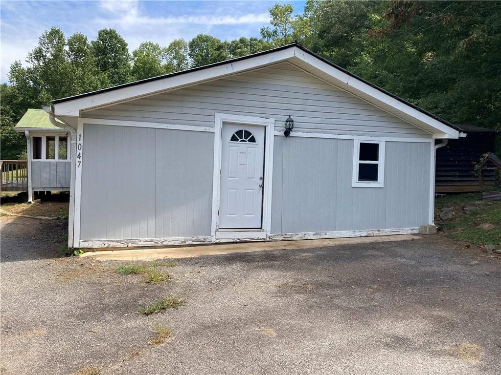 3 bedroom, 2 bathroom, 1,644 sq ft single family residence for rent at 1047 Horton Road, Dahlonega, GA 30533 for $1,500 a month — photo 2