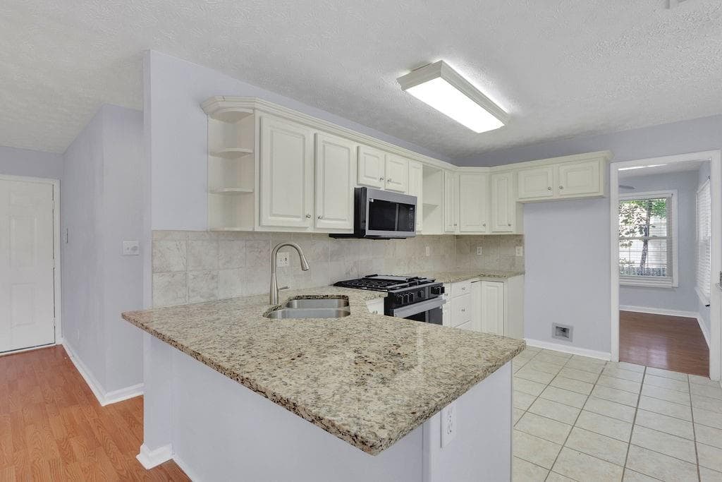 3 bedroom, 3 bathroom, 2,212 sq ft single family residence for sale at 5235 Arbor View Way, Sugar Hill, GA 30518 — photo 3